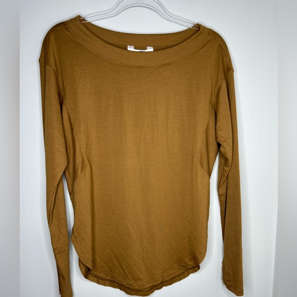 JoyLab Tops - JOYLAB wide neck/boat neck curved hem top. Thumb holes on sleeves. XS